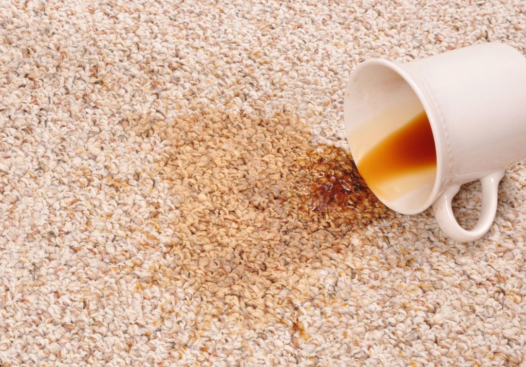 Các vết bẩn từ cà phê, trà, rượu vang trên thảm sẽ bị đánh bay với dung dịch glycerin