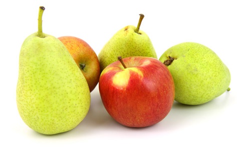 Bọc những loại trái cây như táo, lê, xoài trong báo rồi cất vào ngăn mát tủ lạnh