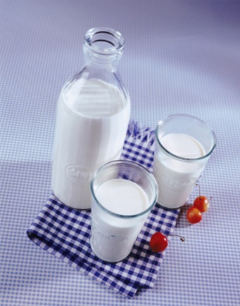 Mỗi ngày 1 – 2 ly sữa tươi tăng cường năng lượng và chất dinh dưỡng cho cơ thể. Bạn có thể uống sữa vào những lúc nghỉ ngơi trong lúc học bài, ôn tập căng thẳng hay lúc cảm thấy đói.