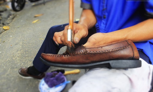 Những người đánh giày luôn tìm cách 'hét giá' với những du khách quốc tế đến thăm phố cổ Hà Nội