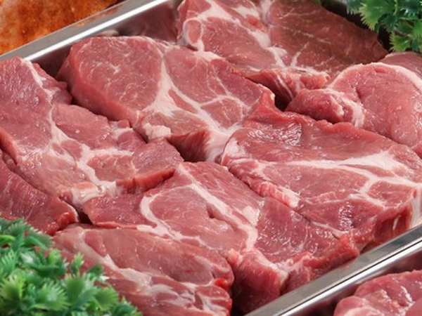 Thịt lợn trong siêu thị vẫn có mức giá gấp 2-3 lần so với các điểm bán ỏ nông thôn