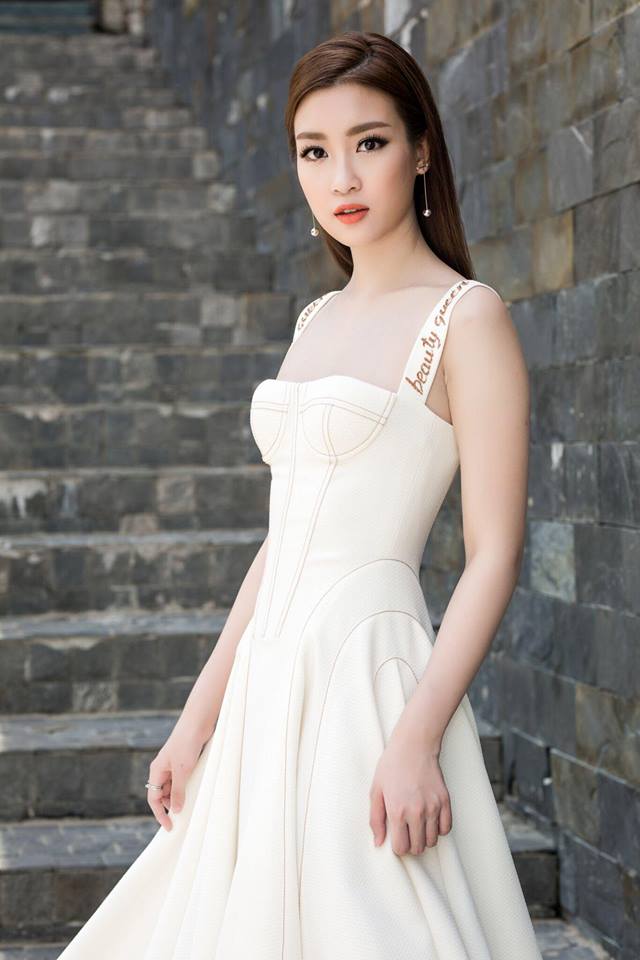 Hoa hậu Đỗ Mỹ Linh diện chiếc đầm trắng của nhà thiết kế Lê Thanh Hòa