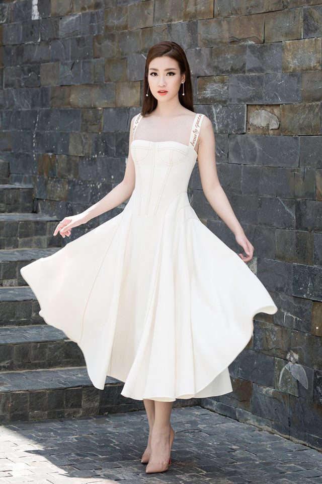 Hoa hậu Đỗ Mỹ Linh diện chiếc đầm trắng của nhà thiết kế Lê Thanh Hòa