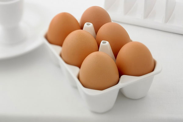 Đặt trứng vào những khay hoặc hộp nhỏ và để vào bên trong tủ lạnh