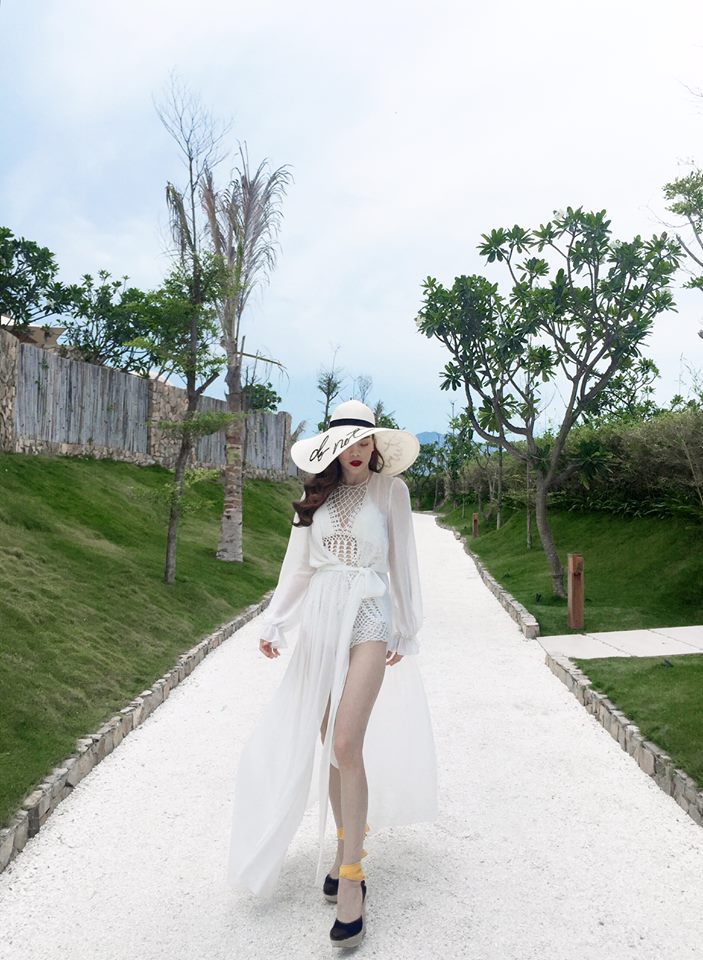 Hồ Ngọc Hà xinh đẹp như nữ thần với thiết kế màu trắng độc đáo mix cùng mũ rộng vành và sandals màu sắc