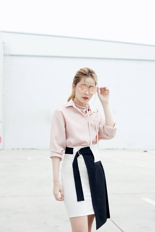 Với chiếc chân váy bút chì hai màu đối lập trắng - đen, Chi Pu chỉ cần mặc thêm một chiếc sơ mi màu hồng phấn nhẹ nhàng là có thể gây được sự chú ý với những người xung quanh.