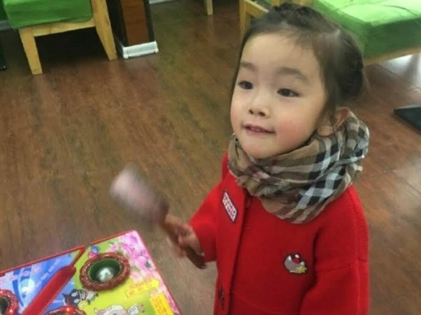 Hình ảnh bé gái Trung Quốc 6 tuổi qua đời khiến nhiều người xót thương