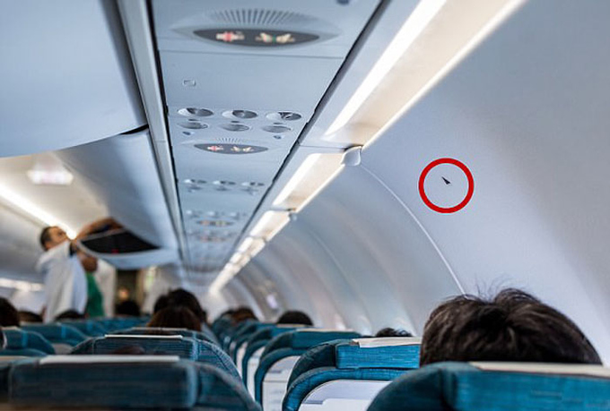 Lỗ đen nhỏ trên máy bay giúp phi công kiểm tra tình trạng của máy bay để đảm bảo an toàn