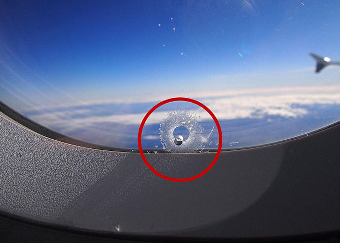 Lỗ nhỏ trên máy bay có tác dụng đảm bảo phần kính ngoài sẽ vỡ trước nếu máy bay gặp sự cố về áp suất