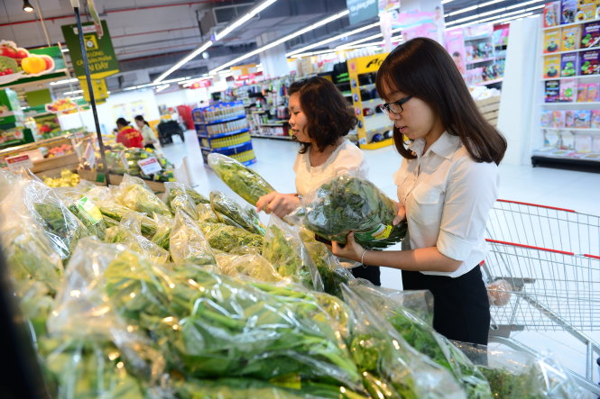 Những kệ hàng bán rau hữu cơ ở siêu thị luôn thu hút rất nhiều người mua