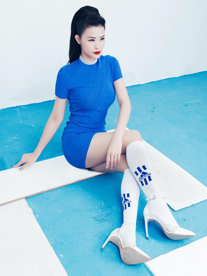 Đông Nhi mix váy body xanh dương cùng tất dài thể thao cùng giày cao gót basic vô cùng ấn tượng