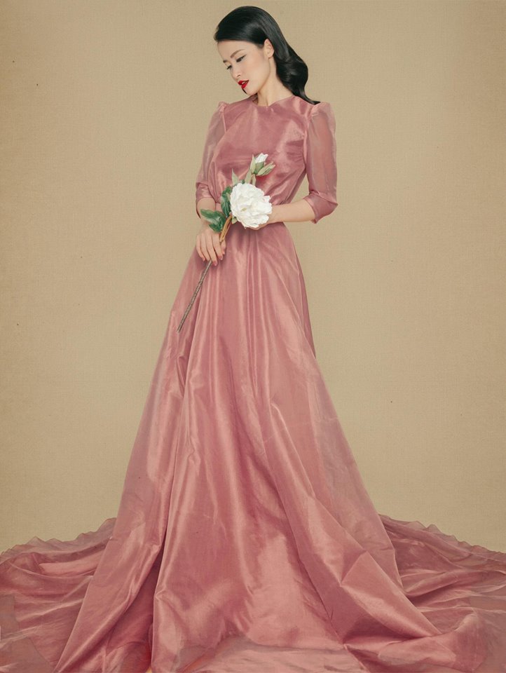 Đông Nhi hóa thân thành quý cô mang phong cách cổ điển khi diện đầm dài thướt tha màu hồng tro
