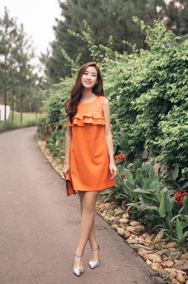 Váy xuông màu cam mix cùng giày cao gót ánh bạc giúp Mỹ Linh nổi bật hơn bao giờ hết