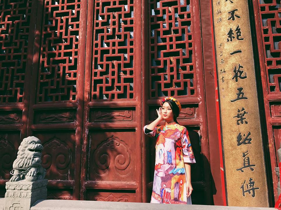 Đỗ Mỹ Linh với áo dài cách tân có họa tiết ấn tượng gam màu nóng khiến cô nàng trở nên xinh đẹp hơn bao giờ hết