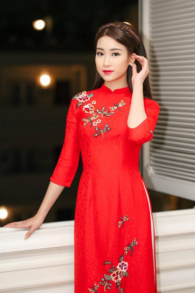 Hoa hậu Đỗ Mỹ Linh thường chọn áo dài đỏ cách tân để thể hiện phong cách trẻ trung của những cô gái Việt hiện đại