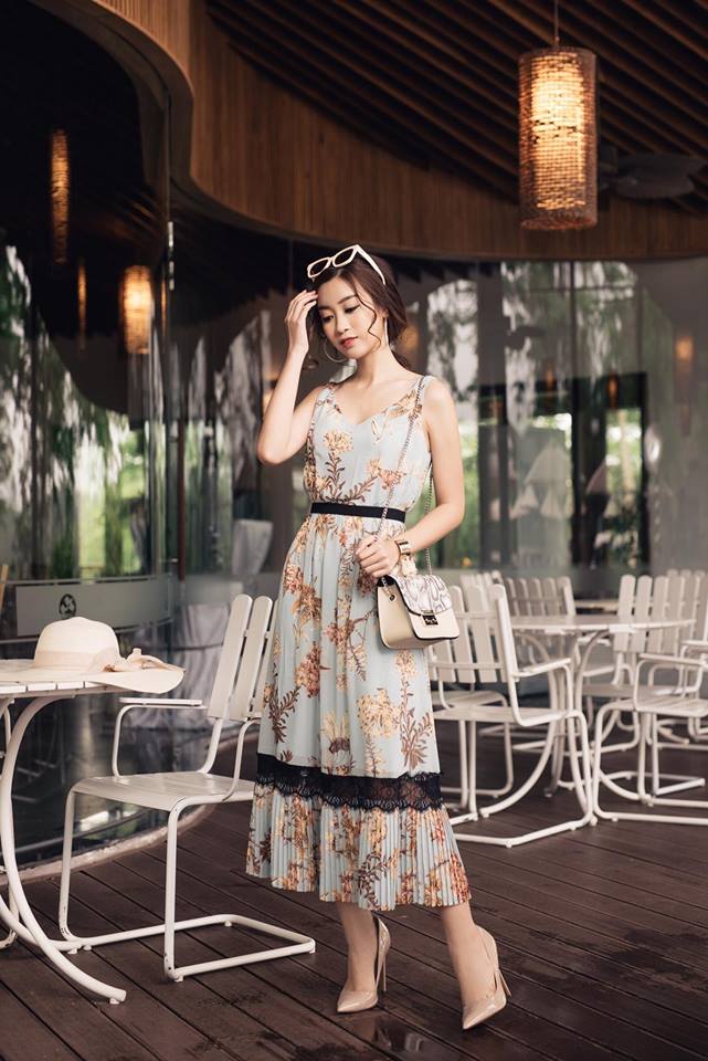 Váy maxi với họa tiết vintage mang đến vẻ đẹp dịu dàng pha màu sắc cổ điển cho cô nàng hoa hậu