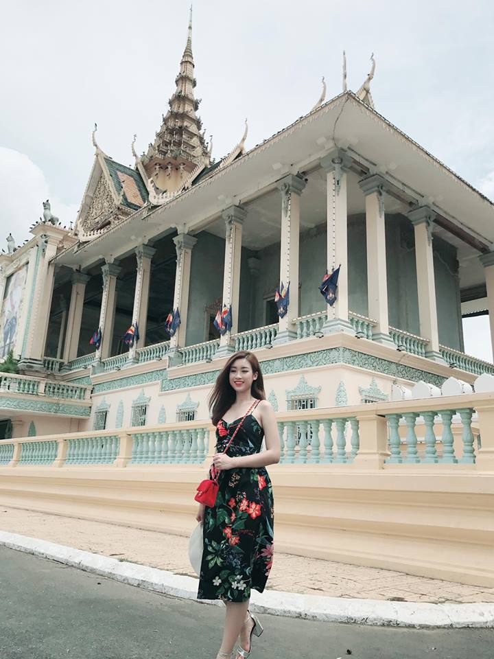 Trong chuyến du lịch Campuchia, Mỹ Linh chon maxi hai dây mảnh màu tối điểm xuyết hoa màu sắc