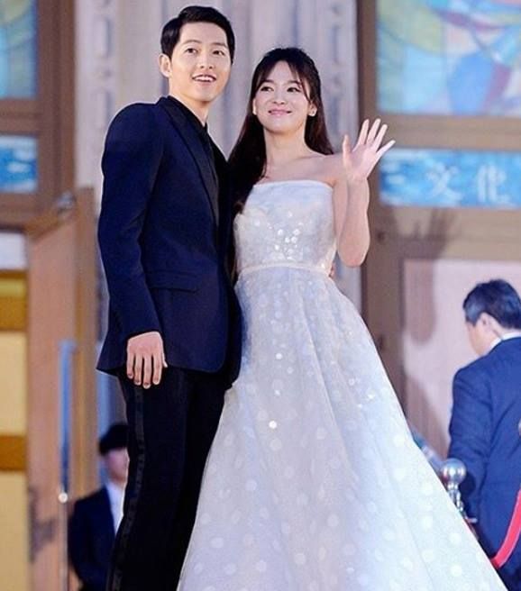 Tại lễ trao giải Beaksang, Song Joong Ki và Song Hye Kyo xuất hiện với vest đen lịch lãm và đầm trắng lung linh như cô dâu chú rể thực sự