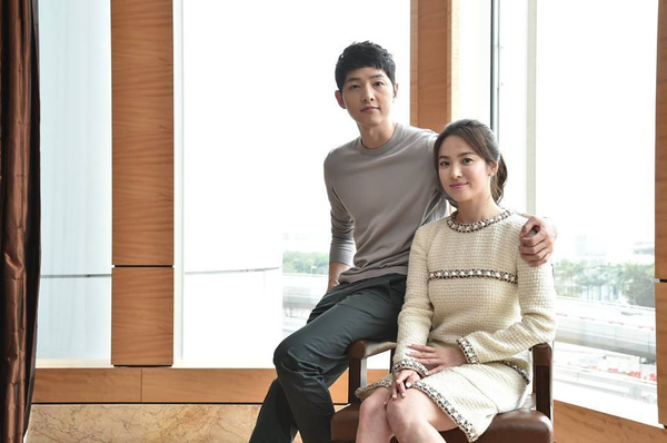 Song Joong Ki và Song Hye Kyo cùng diện đồ thanh lịch, đơn giản trong một buổi phỏng vấn