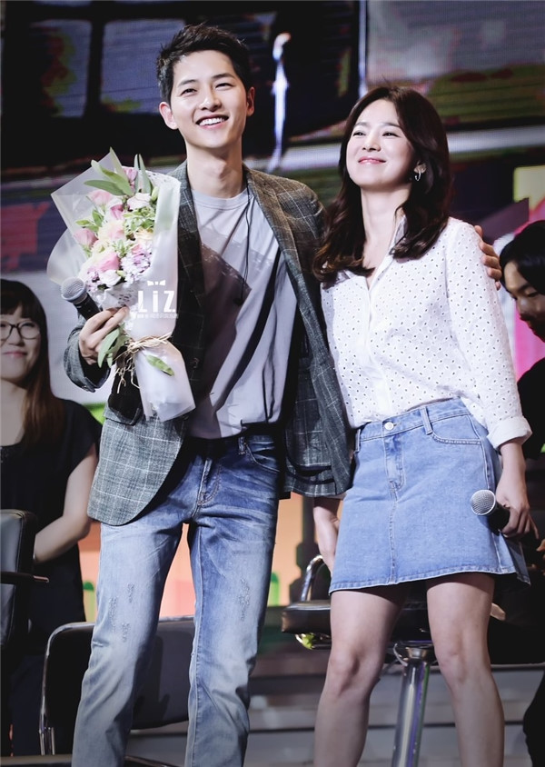 Là khách mời trong Fan Meeting của Song Joong Ki, Hye Kyo đã chọn chân váy jean đơn giản tạo nên một hình ảnh một cặp đôi trẻ trung, ăn ý