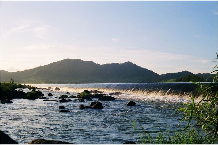 Đập Đồng Cam nằm phía Tây huyện Phú Hòa, dài 688m với hơn 2.500 hạng mục lớn nhỏ, có hai kênh dẫn nước là kênh Chính Bắc và Nam tưới tiêu cho cả vùng lúa Tuy Hòa rộng 220 km². Đồng Cam là công trình có giá trị thẩm mỹ lẫn kỹ thuật rất cao.