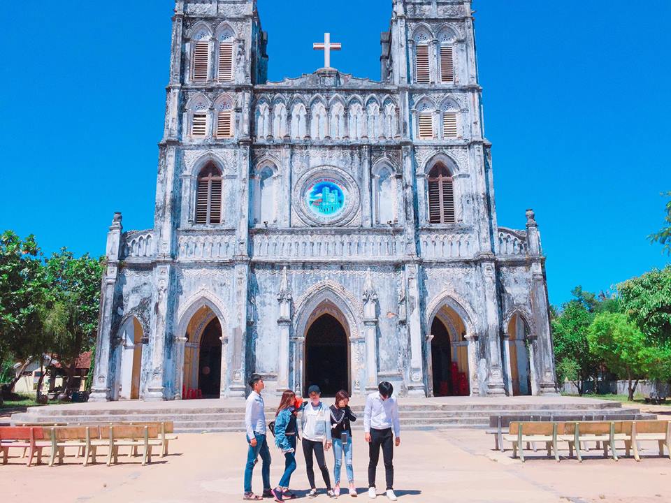 Được xây dựng từ năm 1892, nhà thờ Mằng Lăng tọa lạc tại xã An Thạch, huyện Tuy An, cách Tuy Hòa khoảng 35 km về phía bắc được coi nhà thờ cổ nhất của Phú Yên và là một trong những nhà thờ lâu đời nhất của Việt Nam.