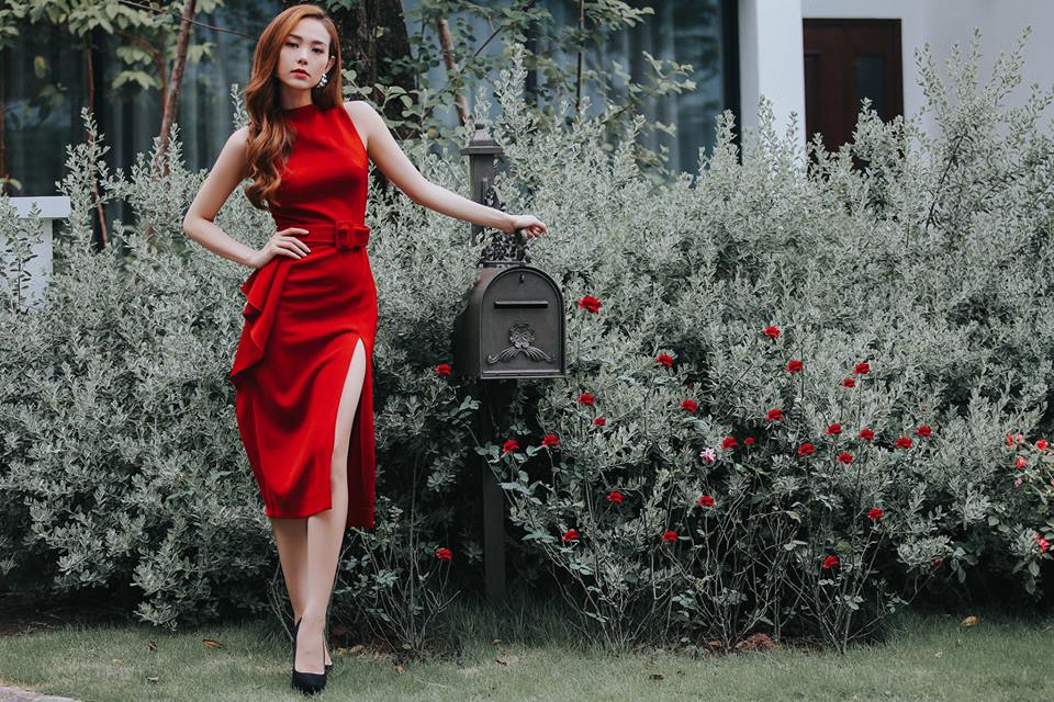 Đầm đỏ bó sát với đường xẻ sâu ở phần chân váy của Minh Hằng là một điển hình của phong cách quyến rũ