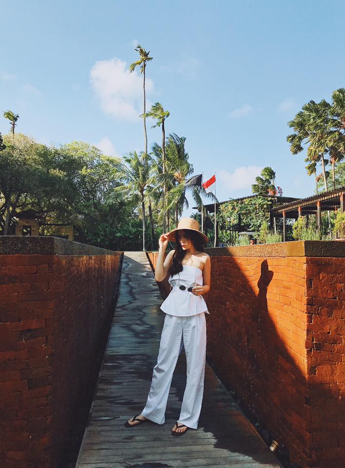 Hoa hậu Kỳ Duyên với bộ đồ trắng tinh đầy ấn tượng khi du lịch Bali