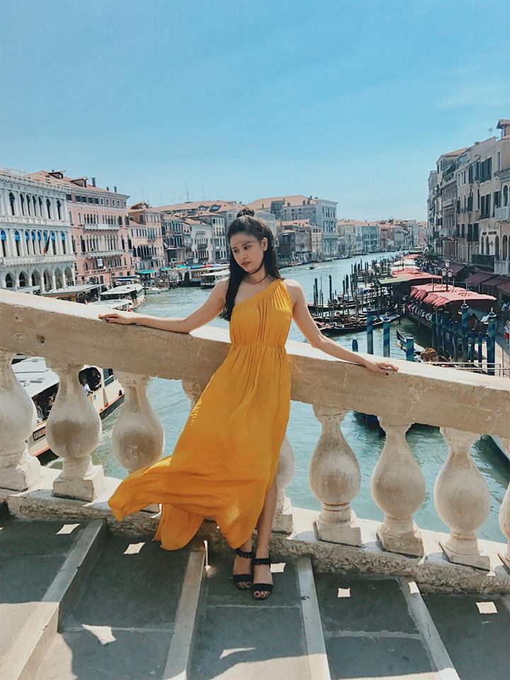 Maxi vàng nổi bật đầy quyến rũ của Trương Quỳnh Anh bên dòng Venice xinh đẹp