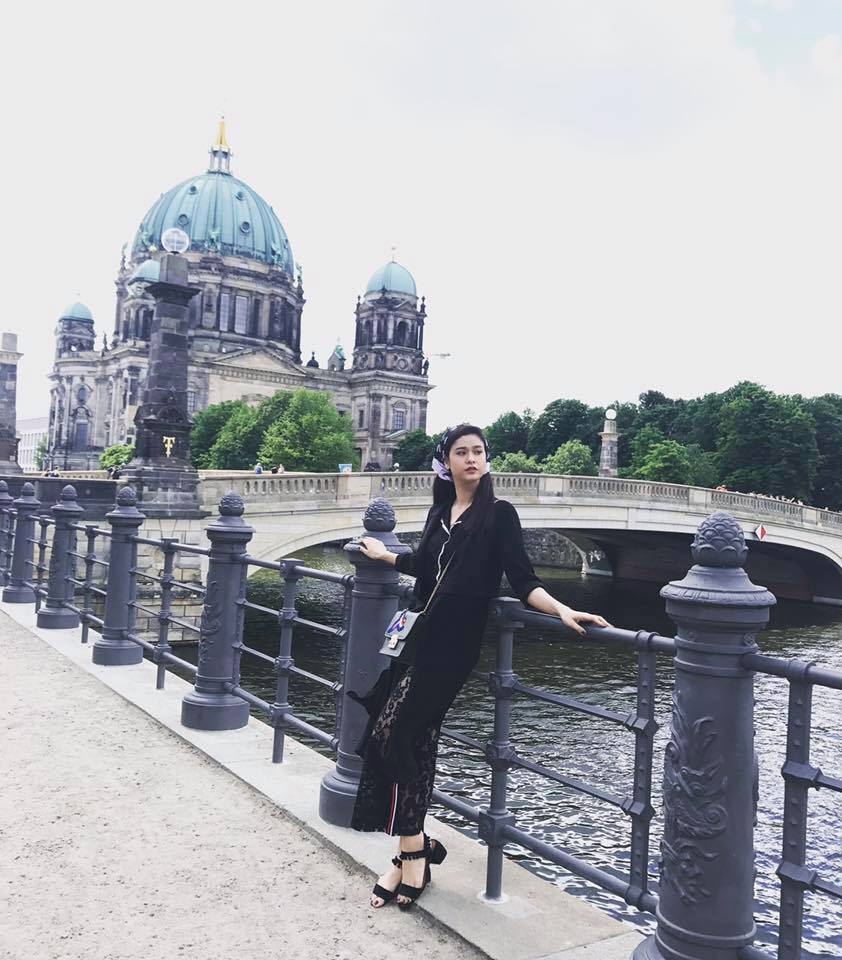 Trương Quỳnh Anh diện chân váy ren và sơ mi tối màu đầy cuốn hút khi đi du lịch