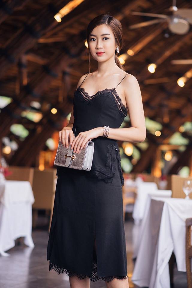 Một chiếc đầm đen đơn giản mà tinh tế khác cũng giúp hoa hậu Việt Nam 2016 thể hiện sự dịu dàng 