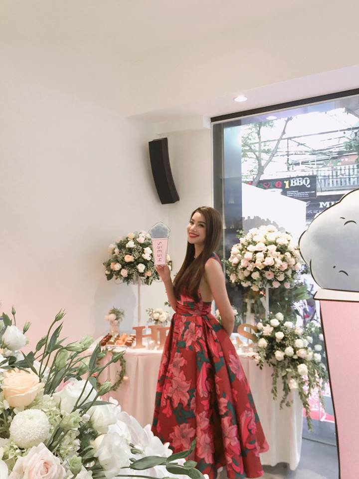 Một số hình ảnh của Hoa hậu Phạm Hương ngày khai trương cửa hàng mới