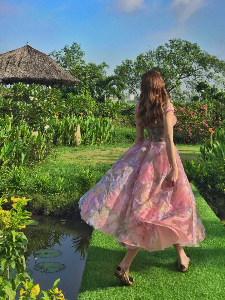 Hồ Ngọc Hà diện những đầm hoa vintage đầy quyến rũ trong MV 'Cả một trời thương nhớ'