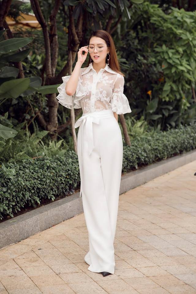 Tường Linh luôn ưu ái những bộ trang phục trắng tinh khôi và được thiết kế duyên dáng