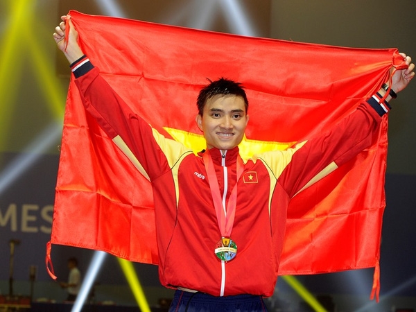 VĐV đấu kiếm Vũ Thành An là người được nhận vinh dự cầm cờ dẫn đoàn TTVN tại SEA Games 29