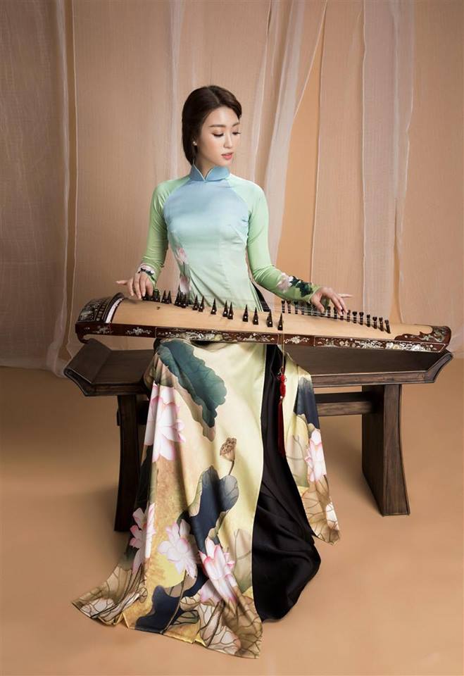 Hoa hậu Đỗ Mỹ Linh luôn tỏa sáng khi mặc tà áo dài truyền thống