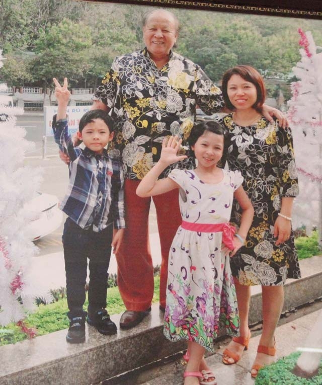 Cuộc sống hôn nhân hạnh phúc của ông Trọng với vợ trẻ và hai người con