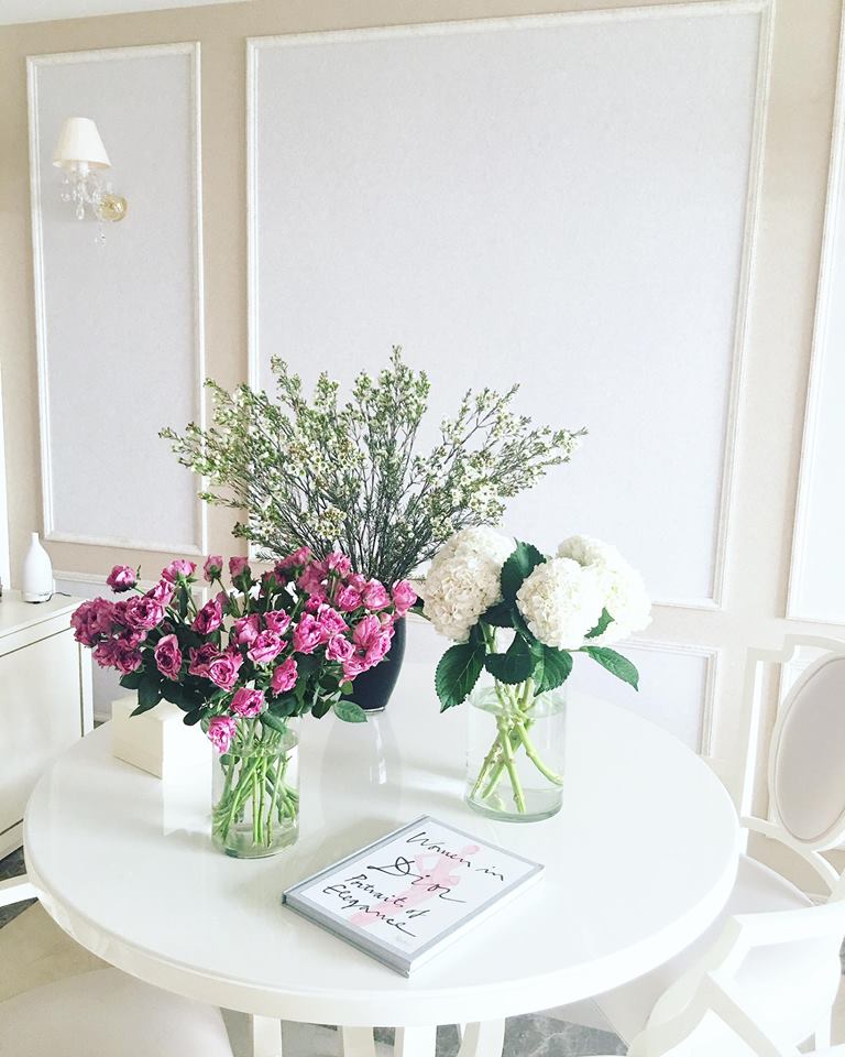 Những bình hoa nhỏ giúp căn hộ của hoa hậu Phạm Hương trở nên có sức sống hơn