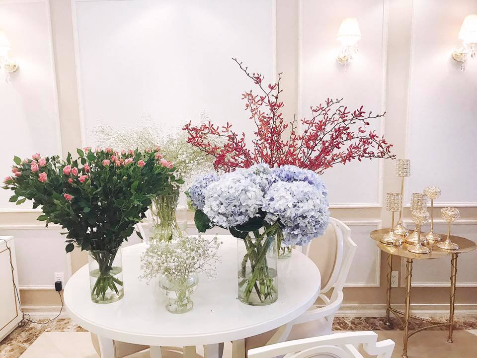 Hoa hậu Phạm Hương luôn chọn những loại hoa có màu sắc kiểu pastel hoặc tông đỏ để trang trí căn nhà của mình