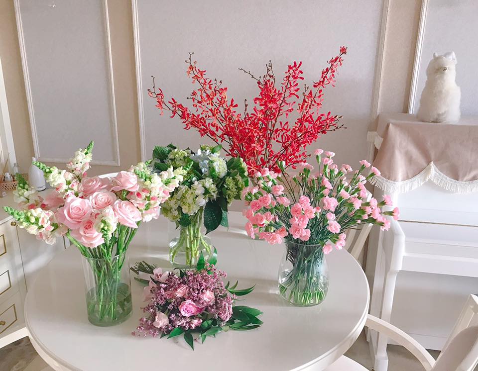 Hoa hậu Phạm Hương luôn chọn những loại hoa có màu sắc kiểu pastel hoặc tông đỏ để trang trí căn nhà của mình
