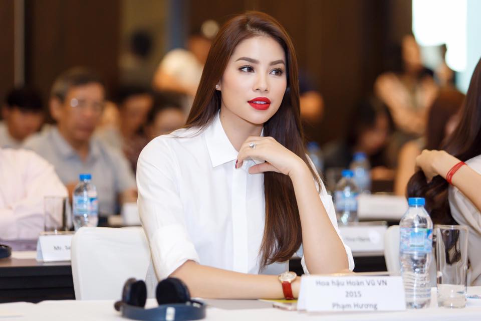 Hoa hậu Phạm Hương vô cùng giản dị với áo sơ mi trắng