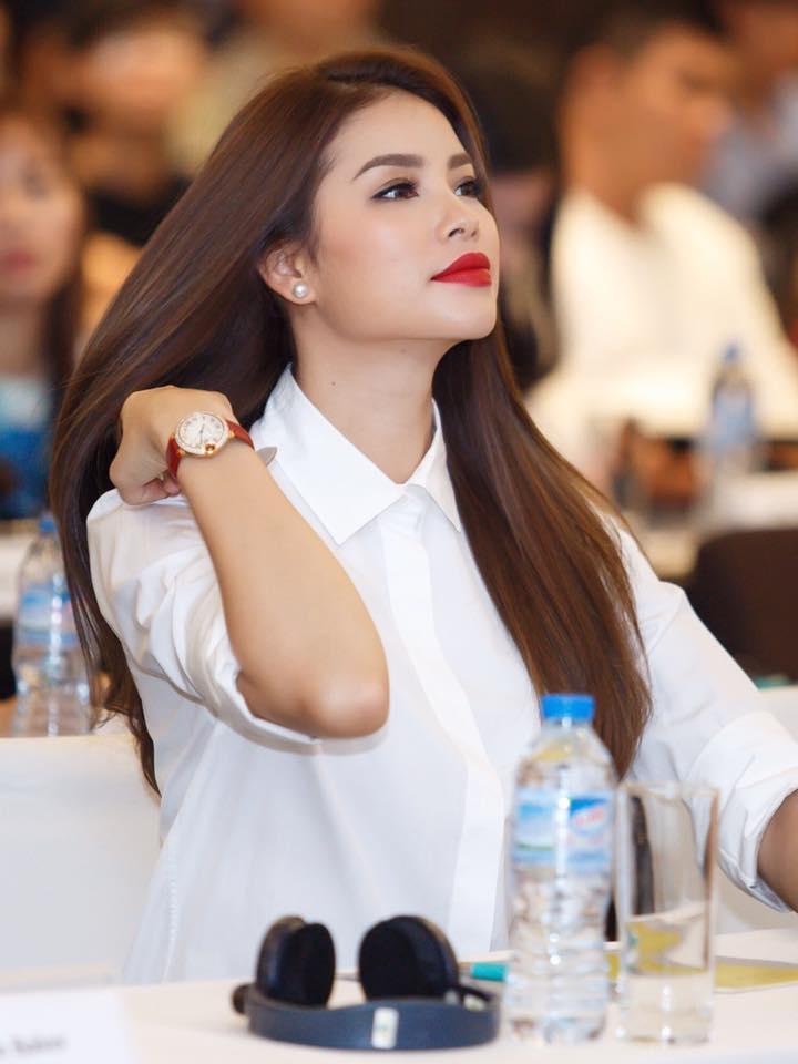 Hoa hậu Phạm Hương vô cùng giản dị với áo sơ mi trắng