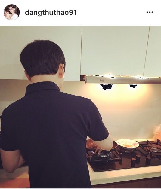 Tháng 9/2015, Hoa hậu Đặng Thu Thảo tiếp tục đăng tải bức hình một người đàn ông từ phía sau đang nấu ăn với dòng hashtag: “#hemakemehappy”.
