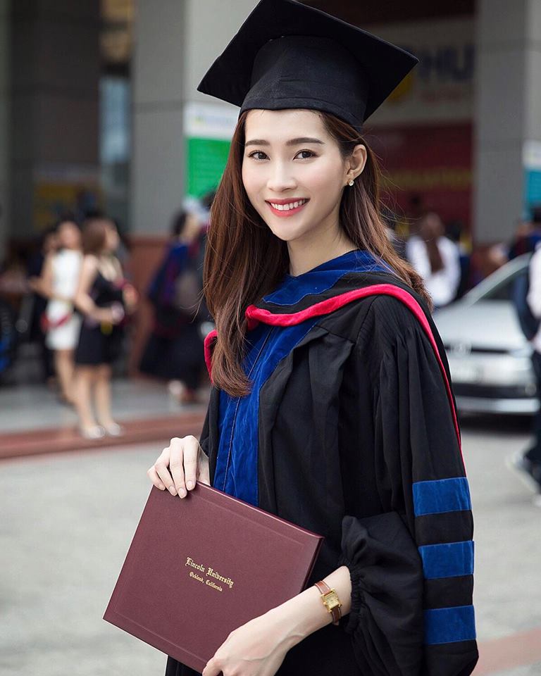 Hoa hậu Đặng Thu Thảo nhận bằng tốt nghiệp sau nhiều nỗ lực học tập