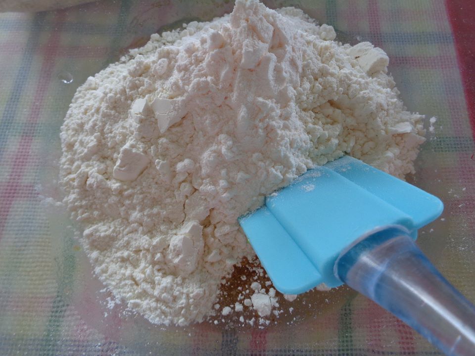 Trộn bột với nước đường thật đều để nhà bột làm vỏ bánh