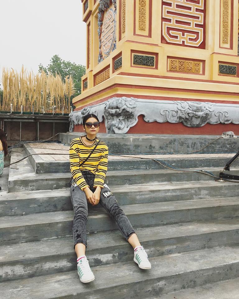 Kim Dung đơn giản với áo pull kẻ vàng cùng jean và sneaker năng động