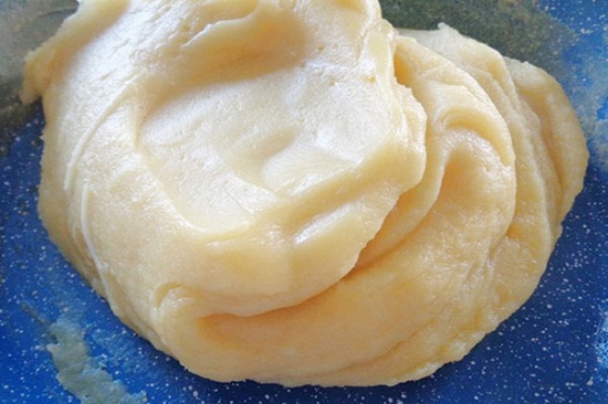 Nấu phần bột nếp dẻo mịn làm vỏ bánh