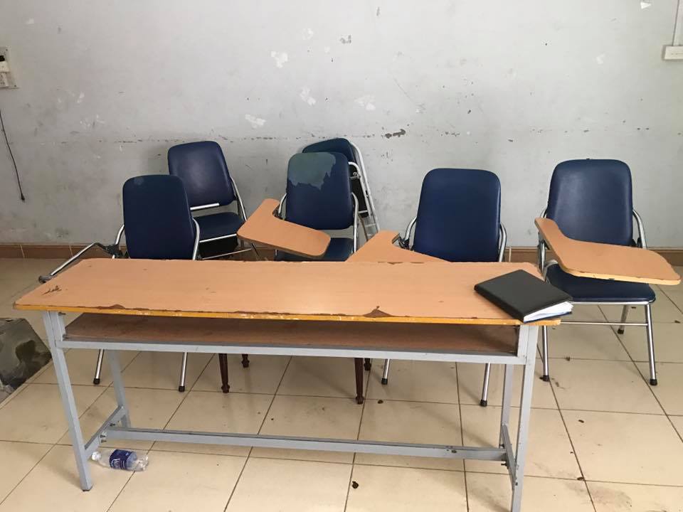 Không gian lớp học tồi tàn với bàn ghế đều cũ kĩ
