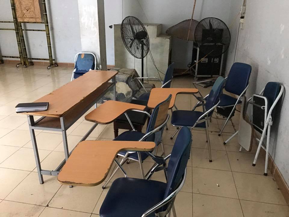 Không gian lớp học tồi tàn với bàn ghế đều cũ kĩ