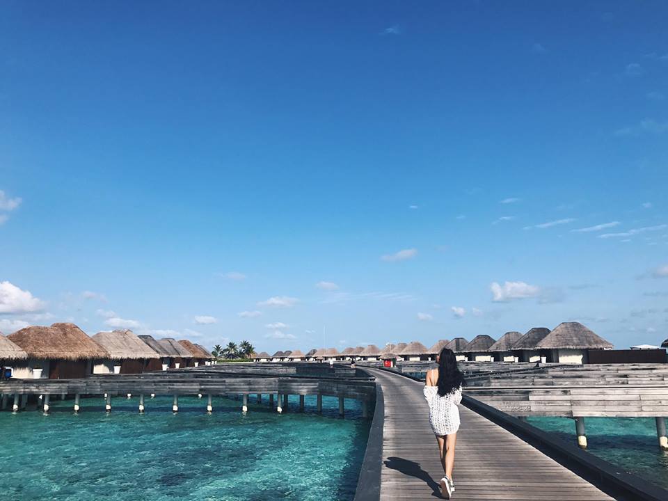 Châu Bùi xuất hiện tại Maldives trong một resort có kiến trúc tuyệt đẹp